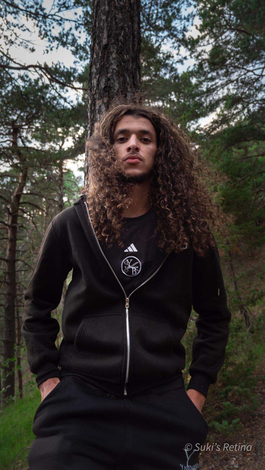 Hoodie Yass.Barber porté dans la forêt au-dessus de Briançon